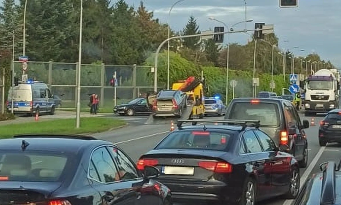 Karambol z udziałem sześciu samochodów na ul. Lwowskiej w Rzeszowie. Sprawca uciekł z miejsca zdarzenia - Zdjęcie główne