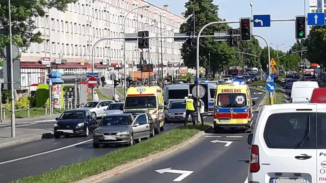 Kolizja na skrzyżowaniu Marszałkowskiej z Kochanowskiego w Rzeszowie. Utrudnienia w ruchu [ZDJĘCIA] - Zdjęcie główne