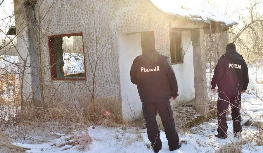 11 zgonów z powodu wychłodzenia w kraju. 1 przypadek w powiecie rzeszowskim. Policjanci sprawdzają opuszczone budynki - Zdjęcie główne