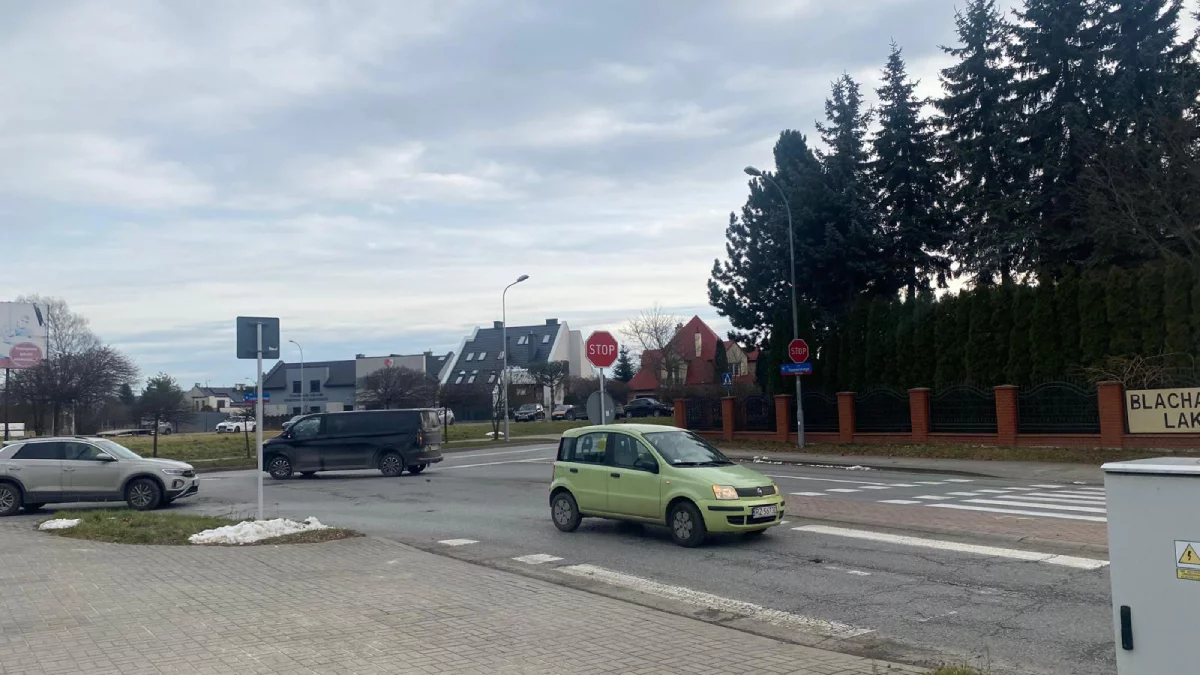 Z tej ulicy naprawdę ciężko wyjechać. Czy powinny być tu światła? [ZDJĘCIA] - Zdjęcie główne