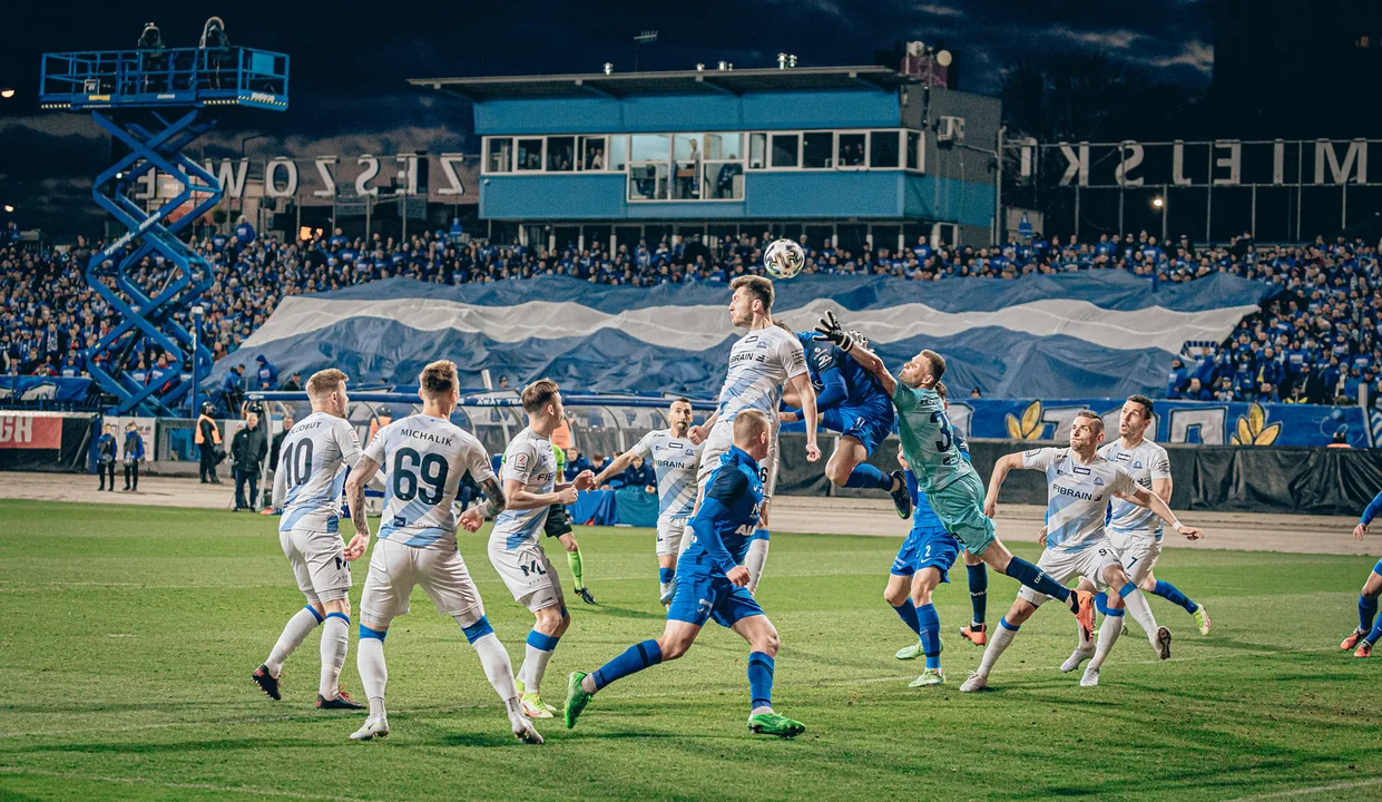 Ruch wygrał 2:1 i nadal jest w grze o awans do pierwszej ligi. Stal musiała odłożyć fetę z tej okazji o kilka dni.