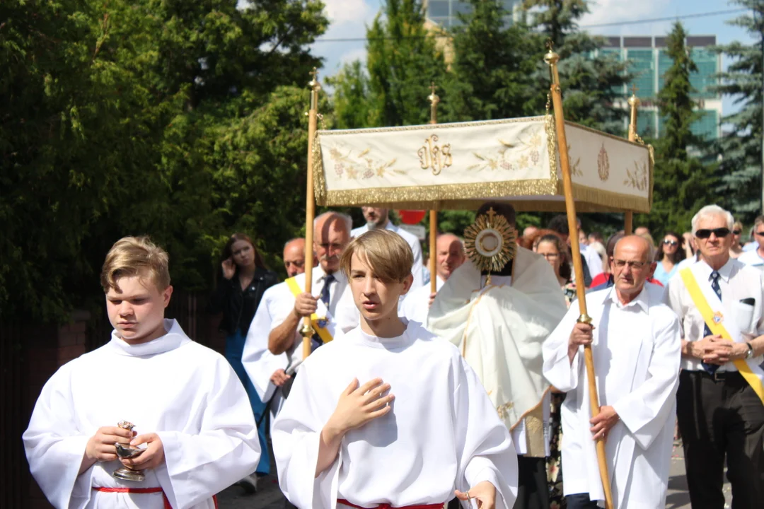 Procesja Bożego Ciała Kościoła Akademickiego parafii na ul. Rejtana. Odszukaj siebie na zdjęciach [ZDJĘCIA] - Zdjęcie główne