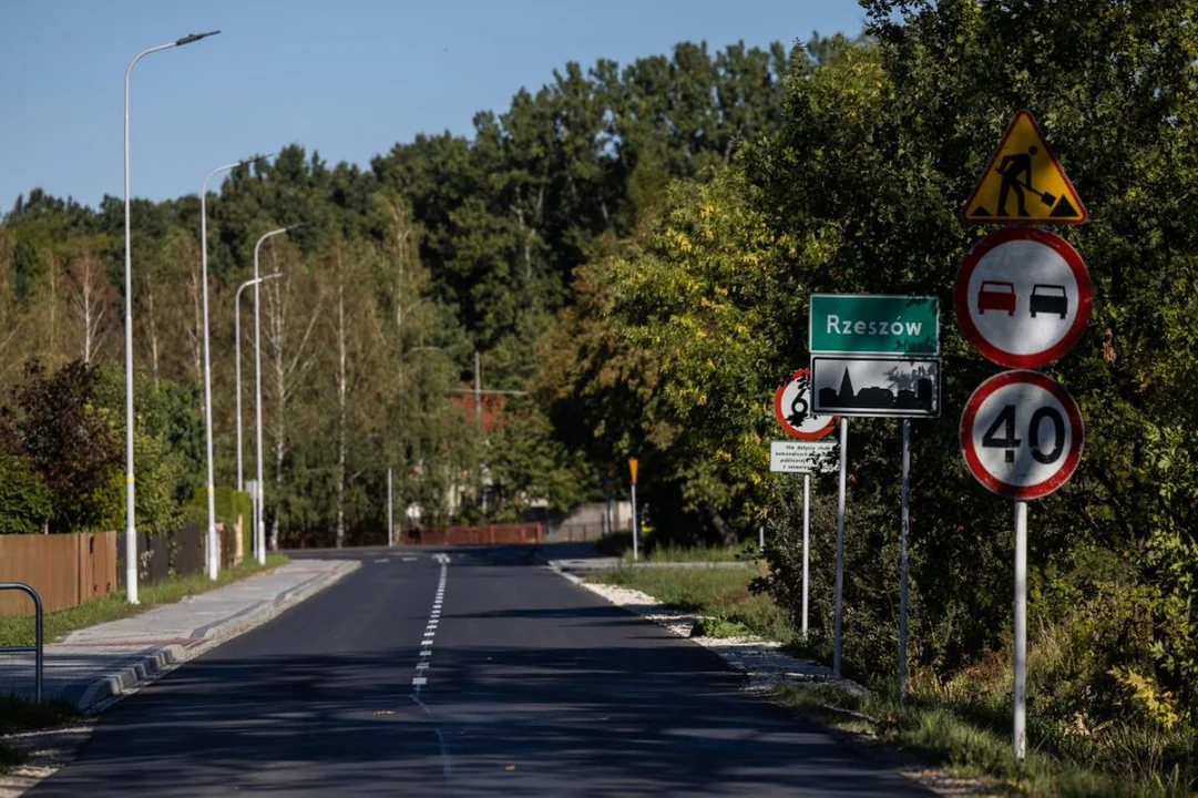 Nowa droga i chodnik na rzeszowskim Załężu. Przebudowa ulicy Potockiego [ZDJĘCIA] - Zdjęcie główne