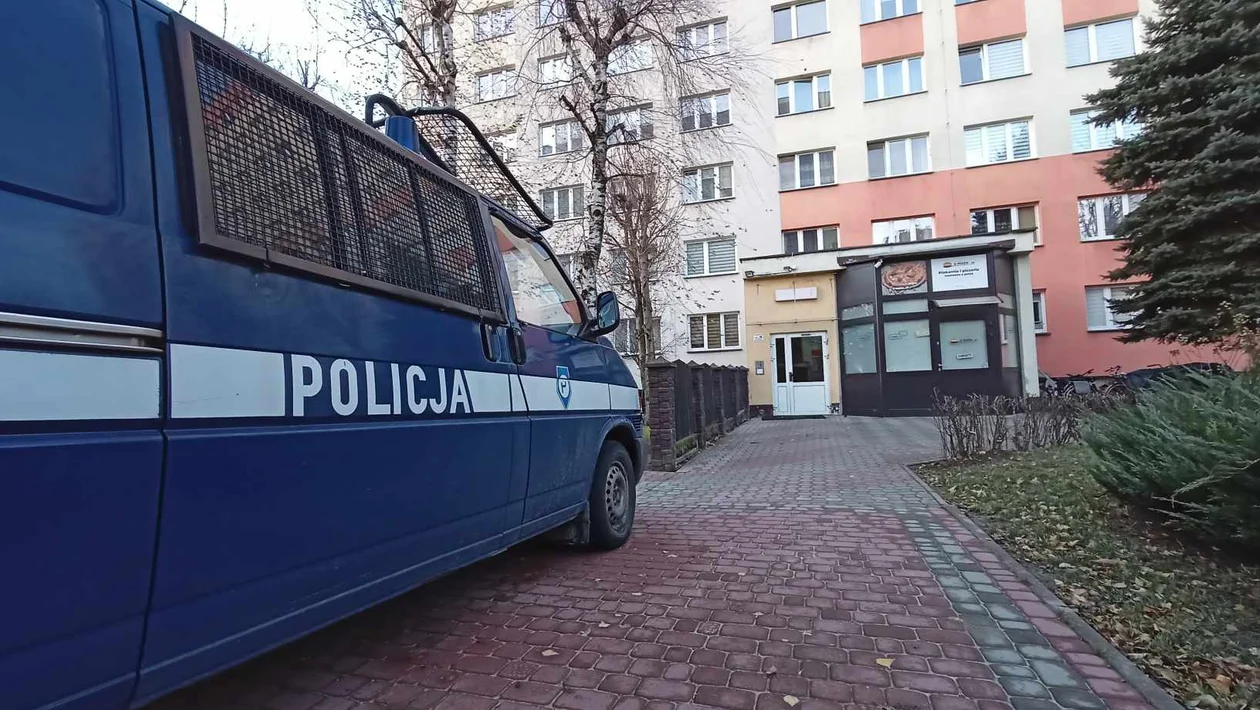 Zwłoki mężczyzny w bloku przy ul. Cichej w Rzeszowie. Na miejscu pracuje policja i prokuratura - Zdjęcie główne