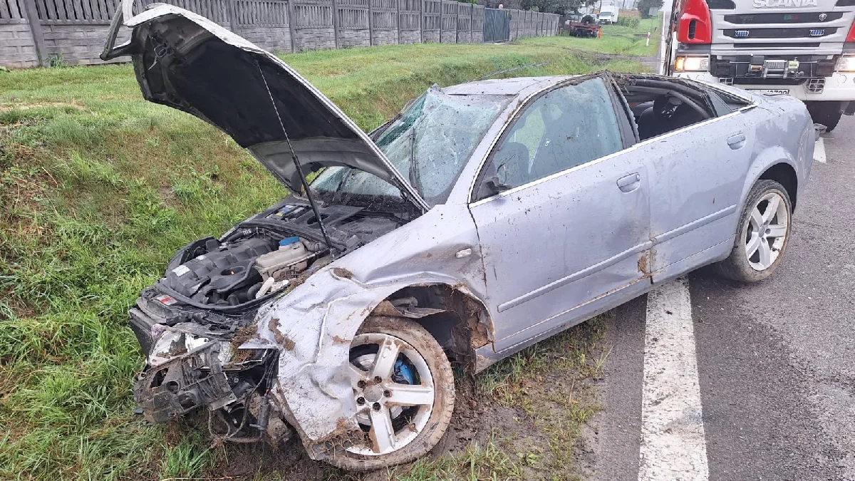 Dachowanie samochodu w Głuchowie. Kierowca trafił do szpitala - Zdjęcie główne