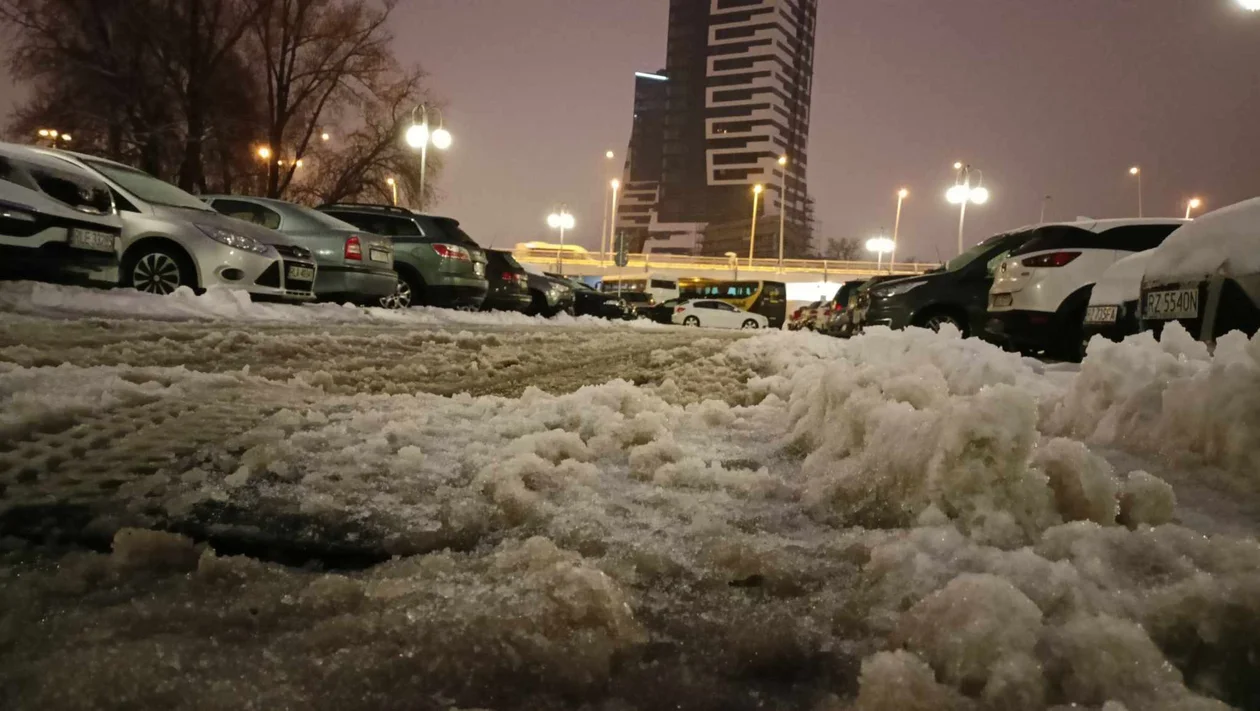 Rzeszów walczy ze śnieżycą. Zasypane drogi, prawie 200 wyjazdów straży pożarnej w województwie - Zdjęcie główne