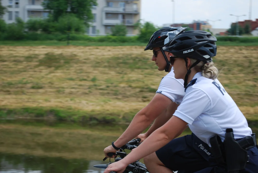 Policjanci na rowerach zadbają o bezpieczeństwo patrolując rzeszowskie ulice [ZDJĘCIA] - Zdjęcie główne