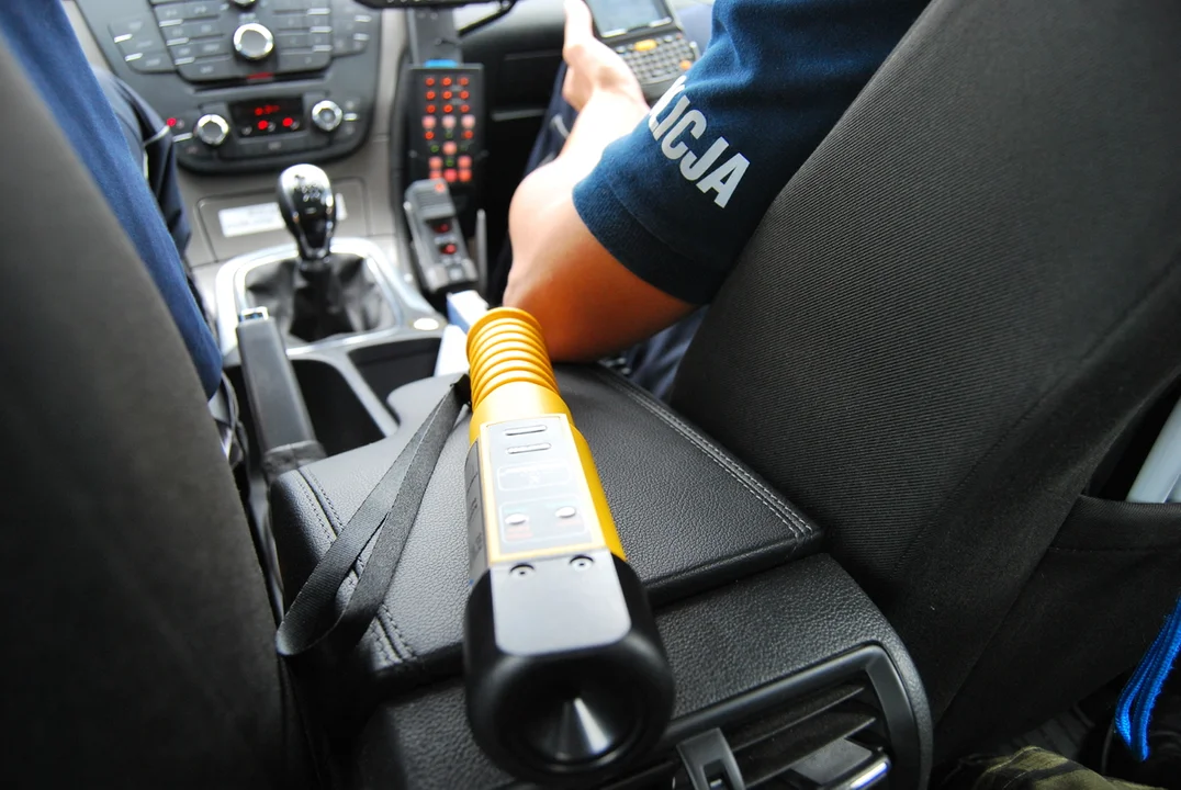 Policja zatrzymała pijanego kierowcę bez prawa jazdy z również nietrzeźwą pasażerką - Zdjęcie główne
