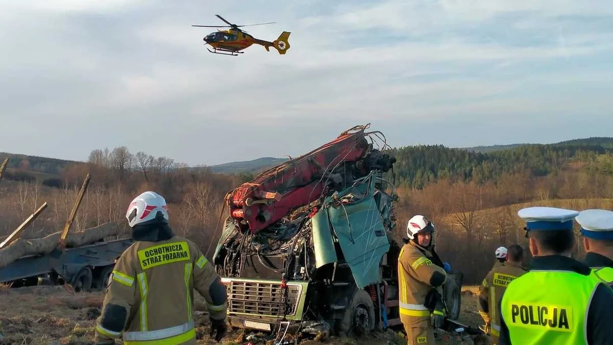 Ciężarówka transportująca drewno spadła ze skarpy. Śmigłowiec LPR zabrał kierowcę do szpitala w Rzeszowie [ZDJĘCIA] - Zdjęcie główne