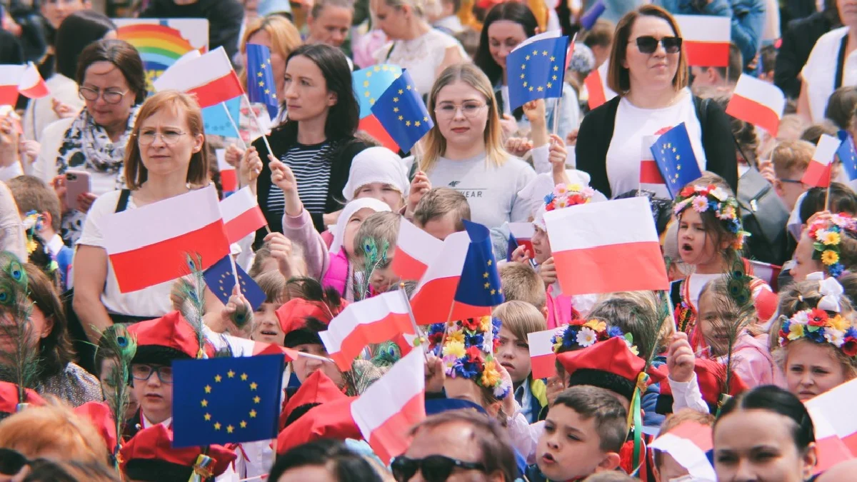 Przedszkolaki świętowały Dzień Flagi i 20-lecie Polski w Unii Europejskiej. Tłumy na rzeszowskim Rynku [ZDJĘCIA] - Zdjęcie główne