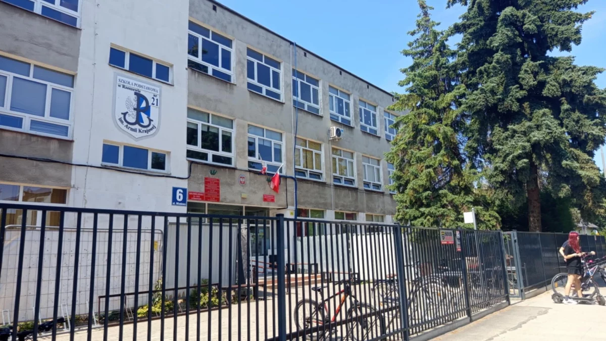 Częstuje dzieci słodyczami i zaprasza do auta. Niepokojące sytuacje na ulicy Miodowej w Rzeszowie [ZDJĘCIA] - Zdjęcie główne