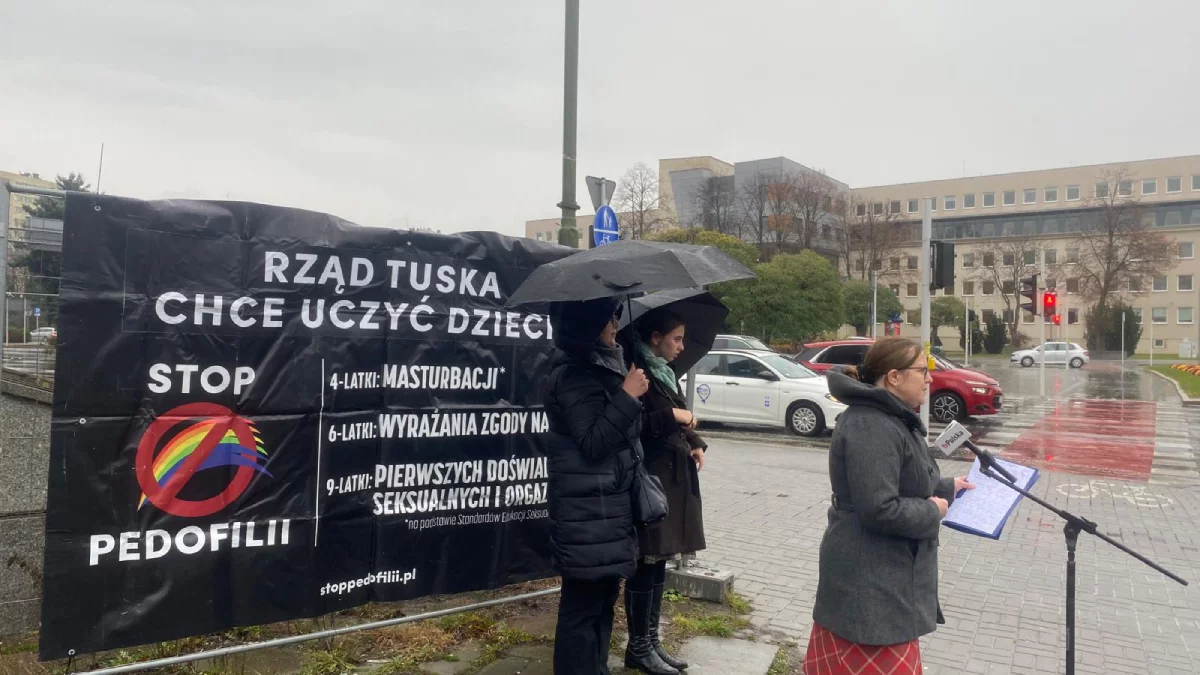 Demonstracja pod pomnikiem Czynu Rewolucyjnego. O co chodziło? [ZDJECIA] - Zdjęcie główne