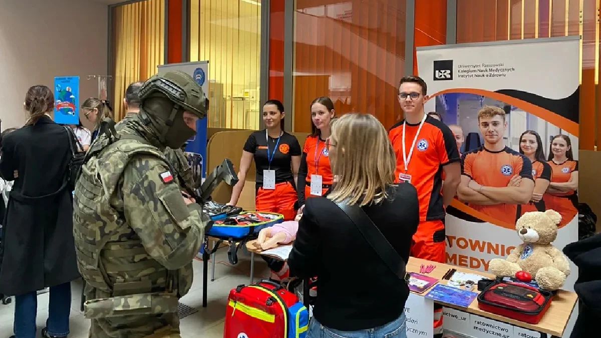 Dzień otwarty Uniwersytetu Rzeszowskiego połączony z 15 Uniwersyteckimi Targami Pracy [ZDJĘCIA] - Zdjęcie główne