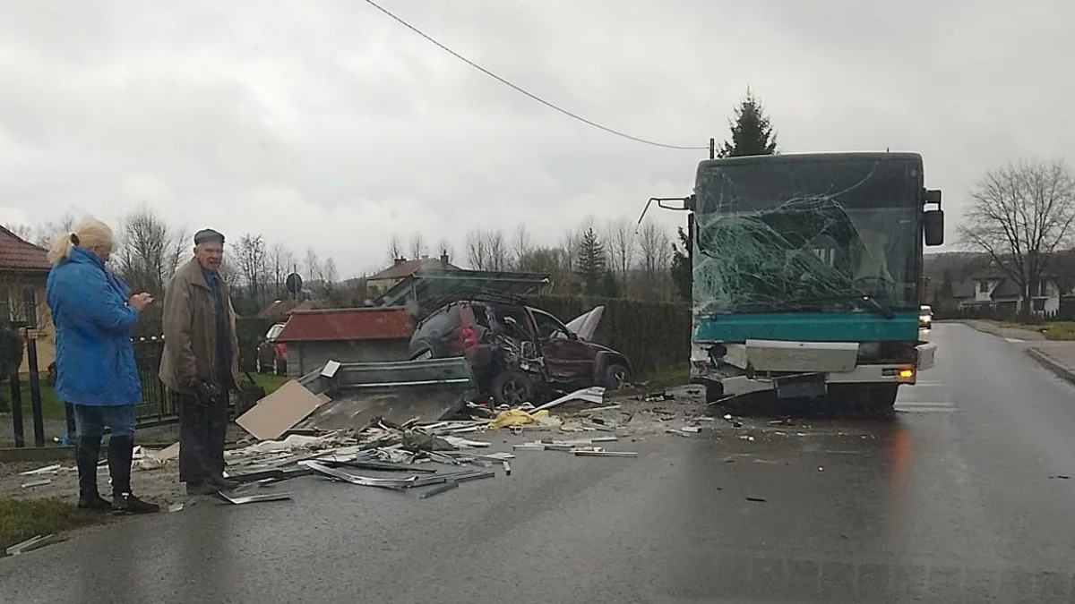 Czołowe zderzenie autobusu z osobówką! - Zdjęcie główne