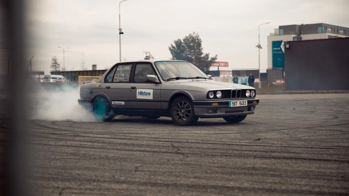 Tak się kończy driftowanie na rondach.  Policja zatrzymała pirata w BMW [ZDJĘCIA] - Zdjęcie główne