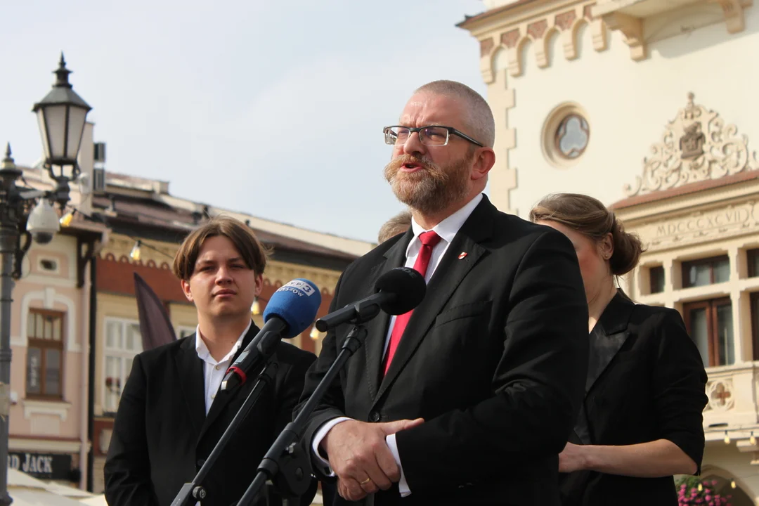 Internauci zebrali ponad 70 tysięcy złotych dla Grzegorza Brauna. Ruszyła kolejna zbiórka. Czy poseł otrzyma te pieniądze? - Zdjęcie główne