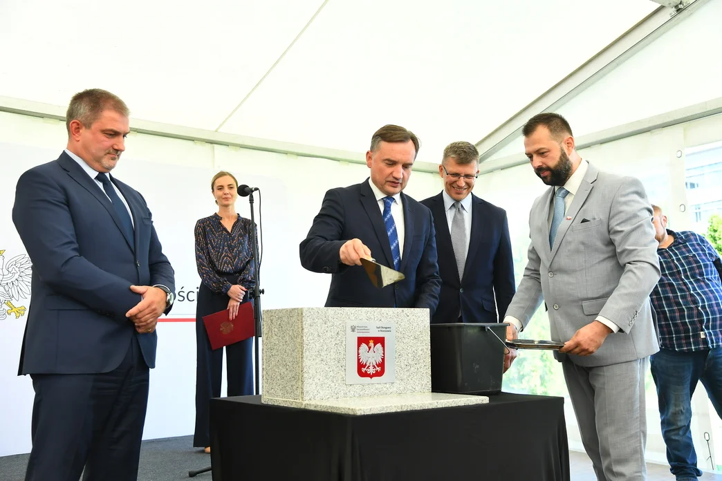 Zbigniew Ziobro z wizytą w Rzeszowie. Symboliczna inauguracja budowy nowej siedziby Sądu Okręgowego - Zdjęcie główne