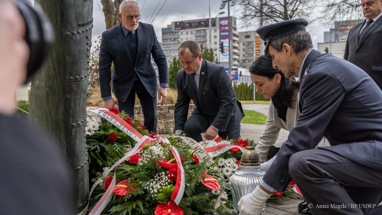 12. rocznica katastrofy smoleńskiej. W Rzeszowie złożono kwiaty i wieńce [ZDJĘCIA] - Zdjęcie główne