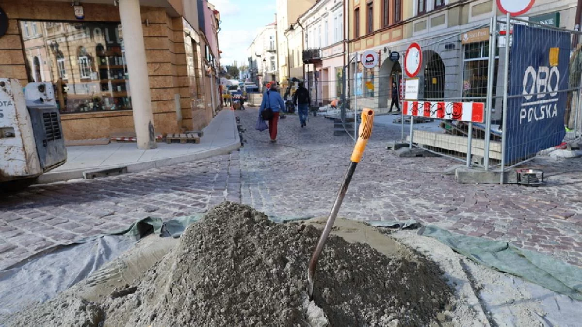 Nowe granitowe płyty na ul. Matejki i Słowackiego. Ulice w przyszłości tylko dla pieszych? [ZDJĘCIA] - Zdjęcie główne