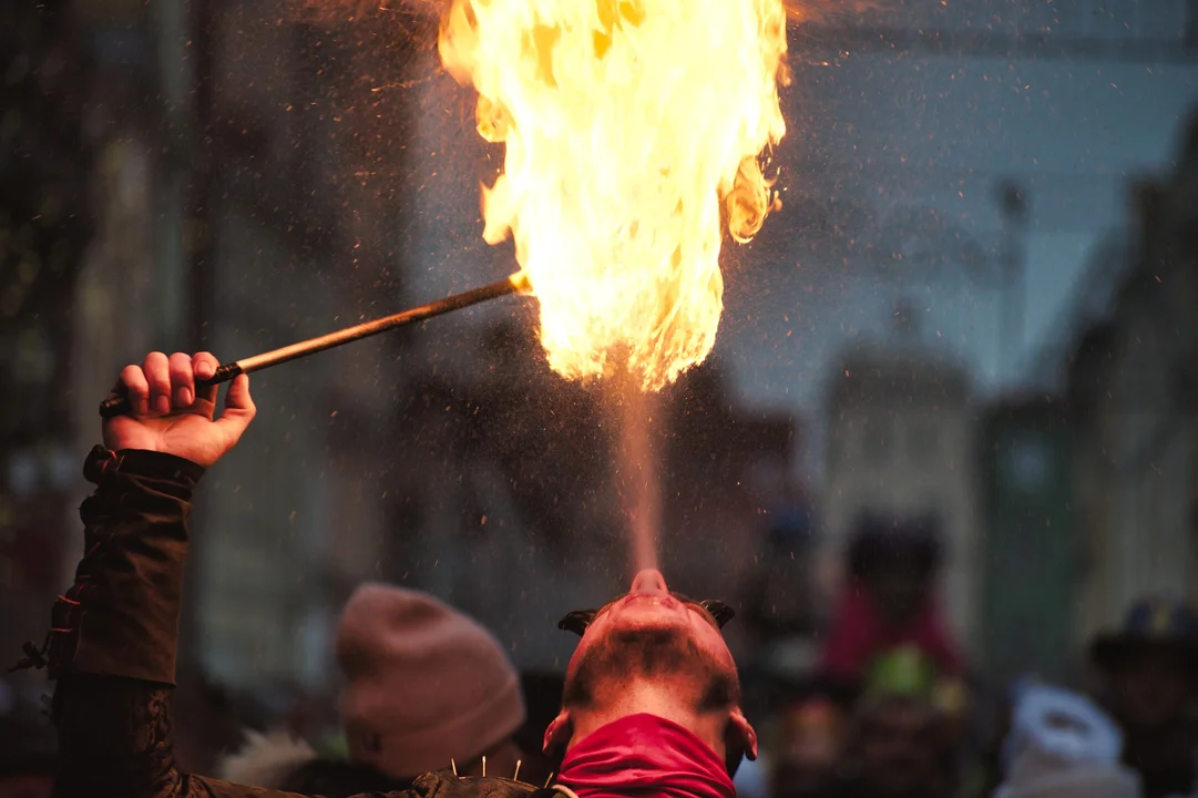 Performance na Skwerze Kultury. W środę na Rynku spektakl teatralny oraz fireshow - Zdjęcie główne