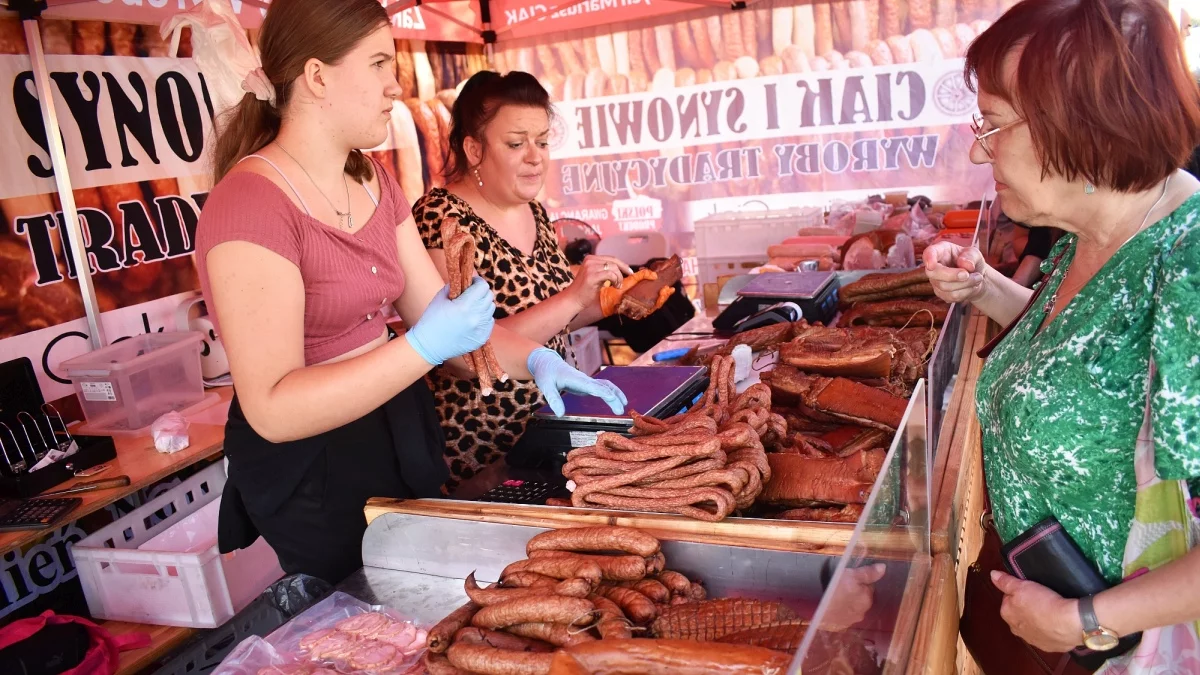 Podkarpacki bazarek w Rzeszowie. Na stoiskach regionalne produkty, i rękodzieło [ZDJĘCIA] - Zdjęcie główne