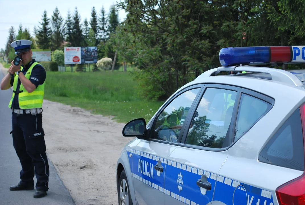 17-letni motocyklista uciekał policji, wtedy 23-latek przebił oponę radiowozu - Zdjęcie główne