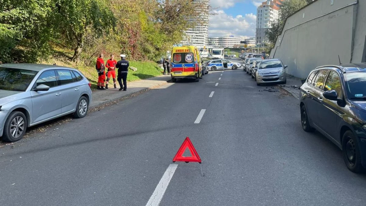 Chciała tylko zaparkować auto, a przy okazji uszkodziła cztery inne samochody [ZDJĘCIA] - Zdjęcie główne