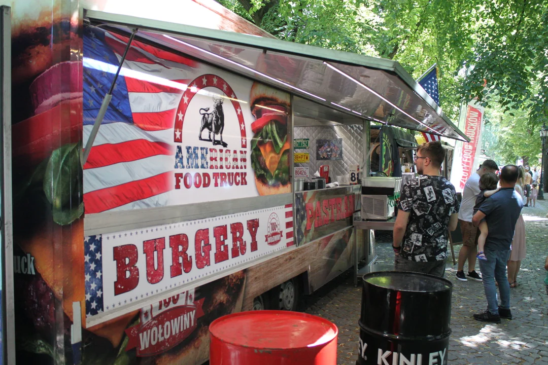 Street Food Festival w Alei Lubomirskich. Pyszne jedzenie i dużo wina [ZDJĘCIA] - Zdjęcie główne