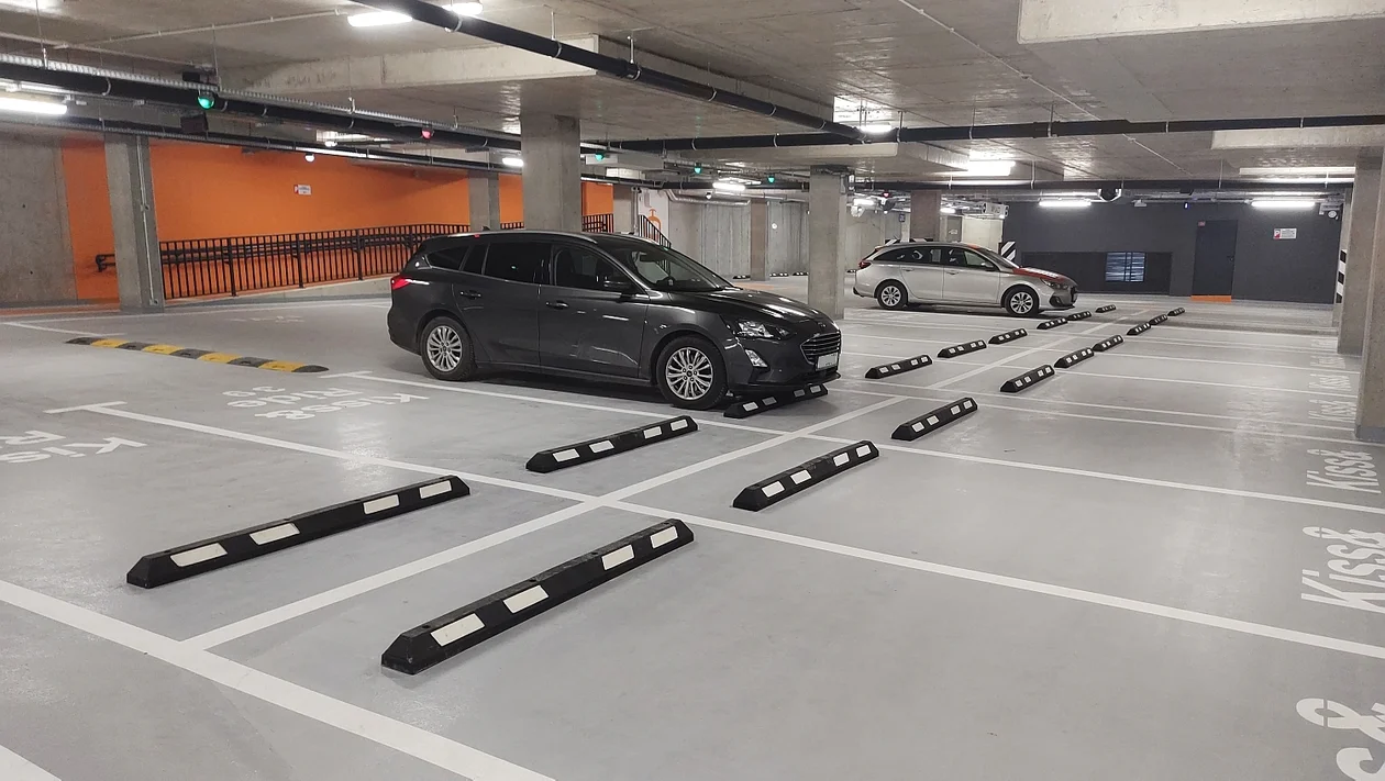 Podziemny parking Rzeszowskiego Centrum Komunikacyjnego już otwarty. Choć rano był jeszcze nieczynny [ZDJĘCIA] - Zdjęcie główne