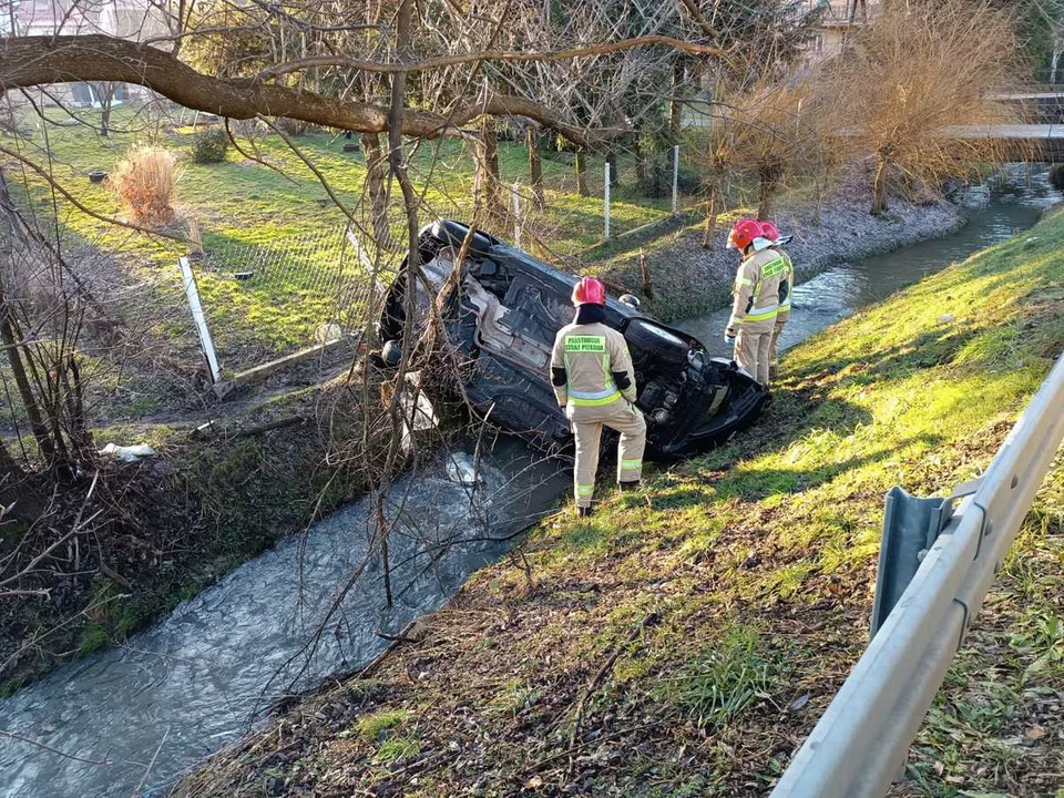 W Hermanowej auto wpadło do potoku. Ranna kobieta w szpitalu - Zdjęcie główne