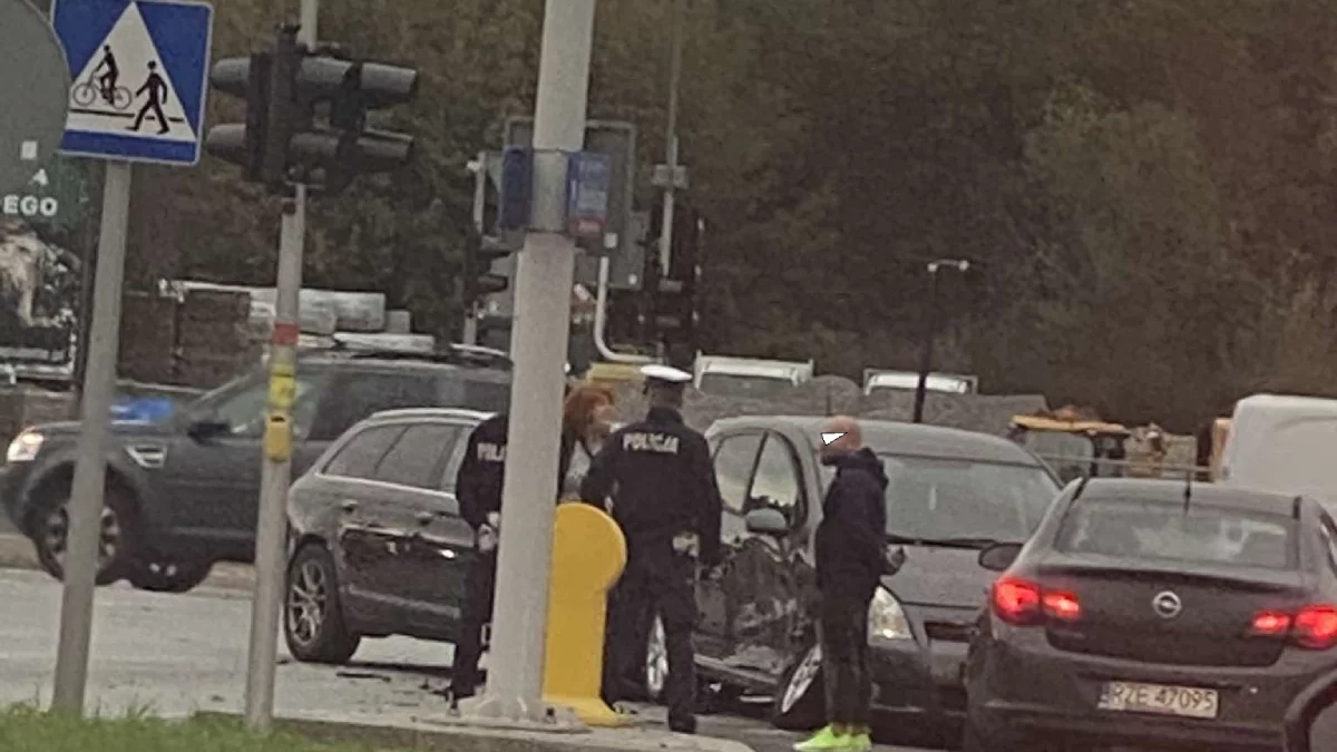 Utrudnienia w ruchu na skrzyżowaniu  alei Wyzwolenia i Okulickiego. Jeden pas zablokowany - Zdjęcie główne