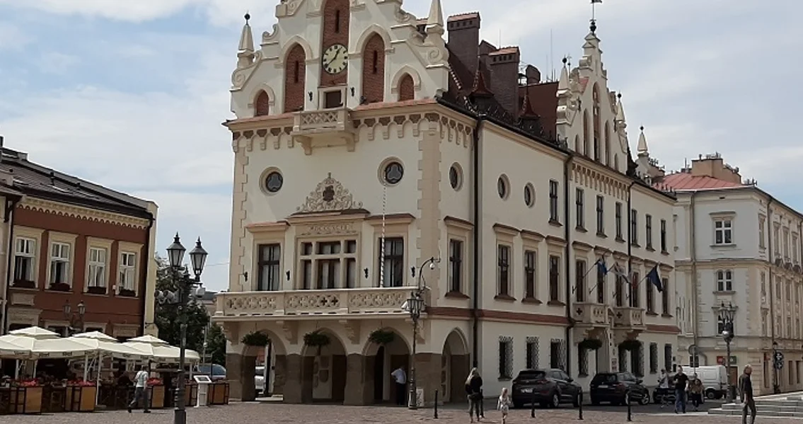 Urzędniczka z Rzeszowa udostępniała bezprawnie dane osobowe prywatnemu detektywowi. Usłyszała zarzuty korupcyjne - Zdjęcie główne