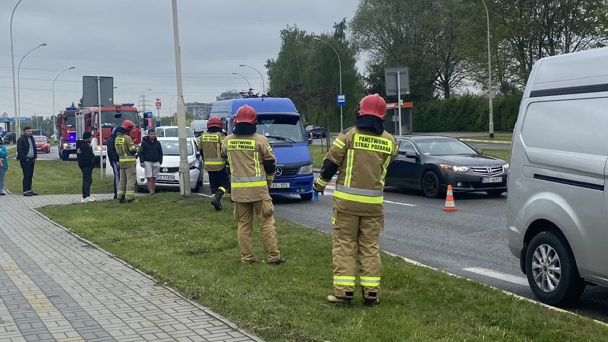 Wypadek na alei Armii Krajowej w Rzeszowie. Zablokowany prawy pas ruchu [ZDJĘCIA] - Zdjęcie główne