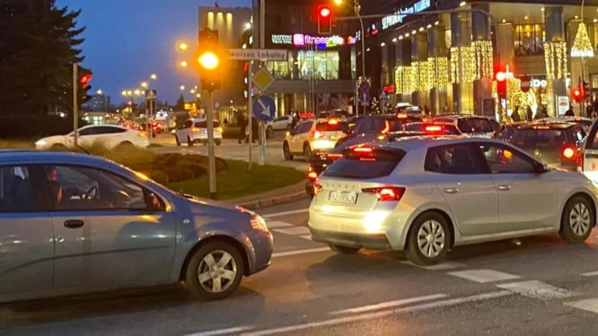 Świąteczny chaos komunikacyjny w samym centrum miasta [ZDJĘCIA] - Zdjęcie główne