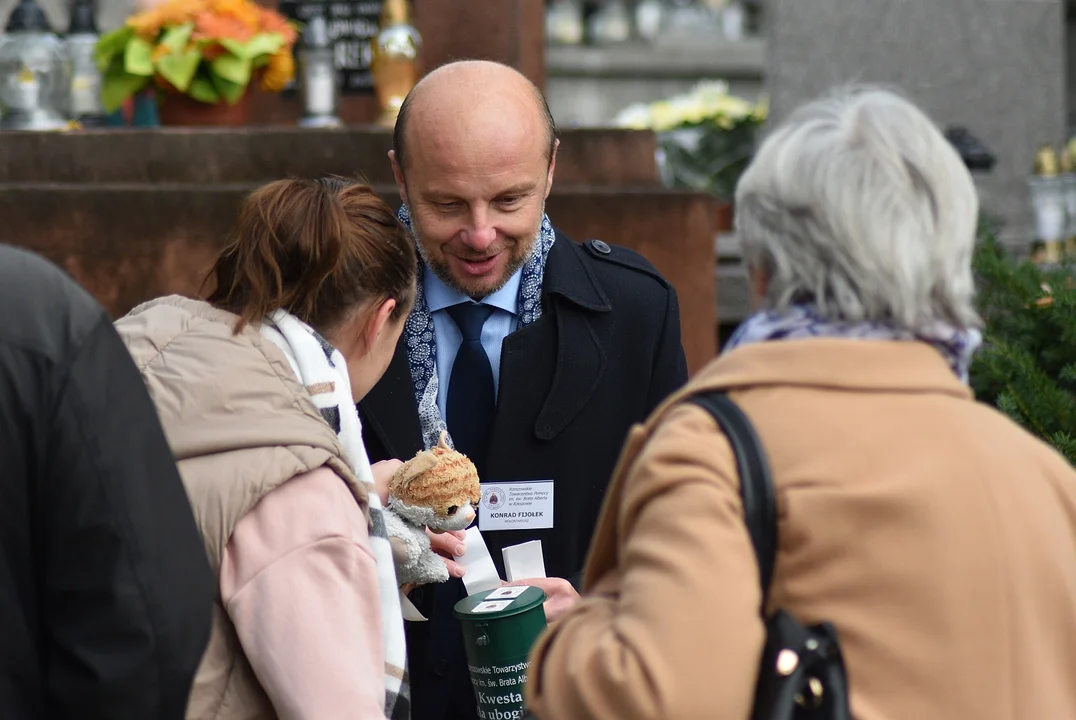 Prezydent Fijołek odwiedził miejsce spoczynku prezydenta Ferenca. Dziś kwestuje na rzecz ubogich i bezdomnych [ZDJĘCIA] - Zdjęcie główne