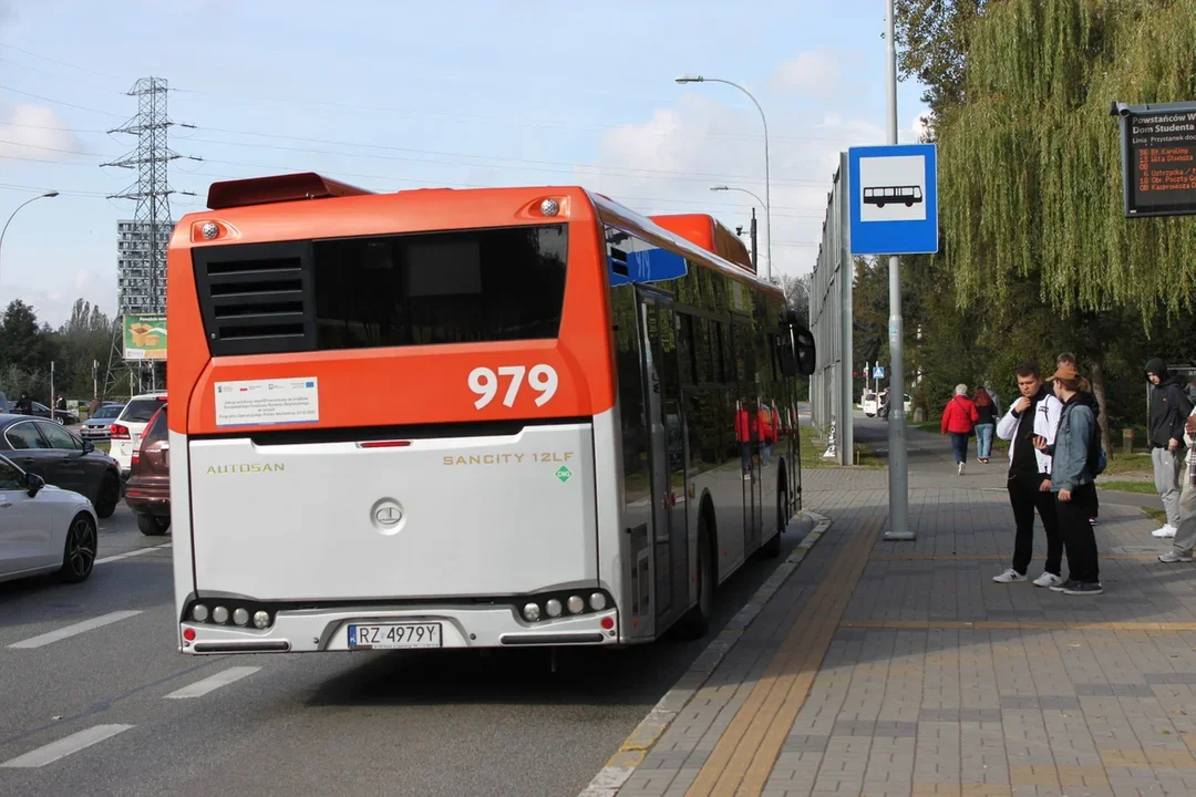 Komunikacja miejska na 1 listopada. Nowe linie autobusowe i zmiany w rozkładach, także na stałe - Zdjęcie główne