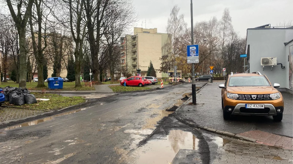 Ulica nieopodal centrum w remoncie – kierowcy w potrzasku. Kiedy koniec prac? [ZDJĘCIA] - Zdjęcie główne