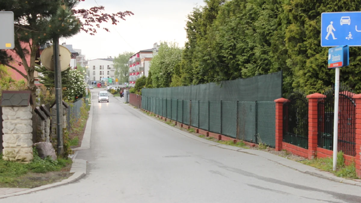 Niebezpieczna droga wzdłuż ulicy Strażackiej. Mieszkańcy: "Trzeba zadbać o nasze bezpieczeństwo" [ZDJĘCIA] - Zdjęcie główne