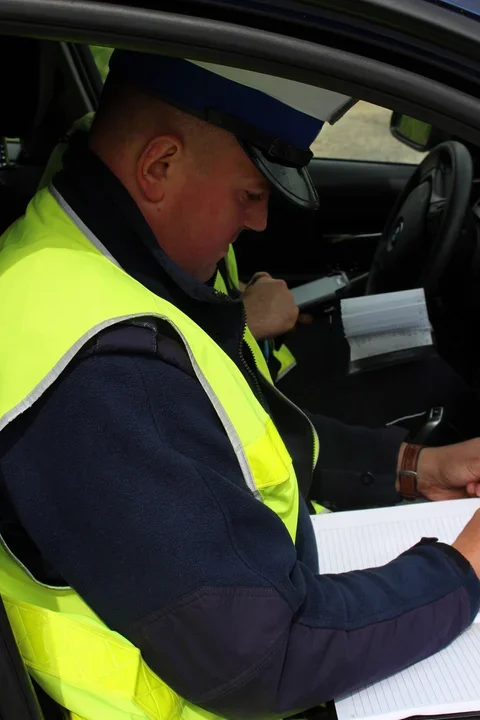 Funkcjonariusze grupy Speed na ulicy Warszawskiej w Tarnobrzegu zatrzymali  36-letniego mieszkańca powiatu opatowskiego. Mężczyzna, w terenie zabudowanym, jechał samochodem z prędkością 112 km/h. Kierujący Oplem Vectrą stracił prawo jazdy na najbliższe 3 miesiące i otrzymał mandat w wysokości 2 tysięcy złotych. Policja informuje, że z ich analiz nieustannie wynika, iż nadmierna prędkość jest wciąż jedną z głównych przyczyn zdarzeń na drogach.