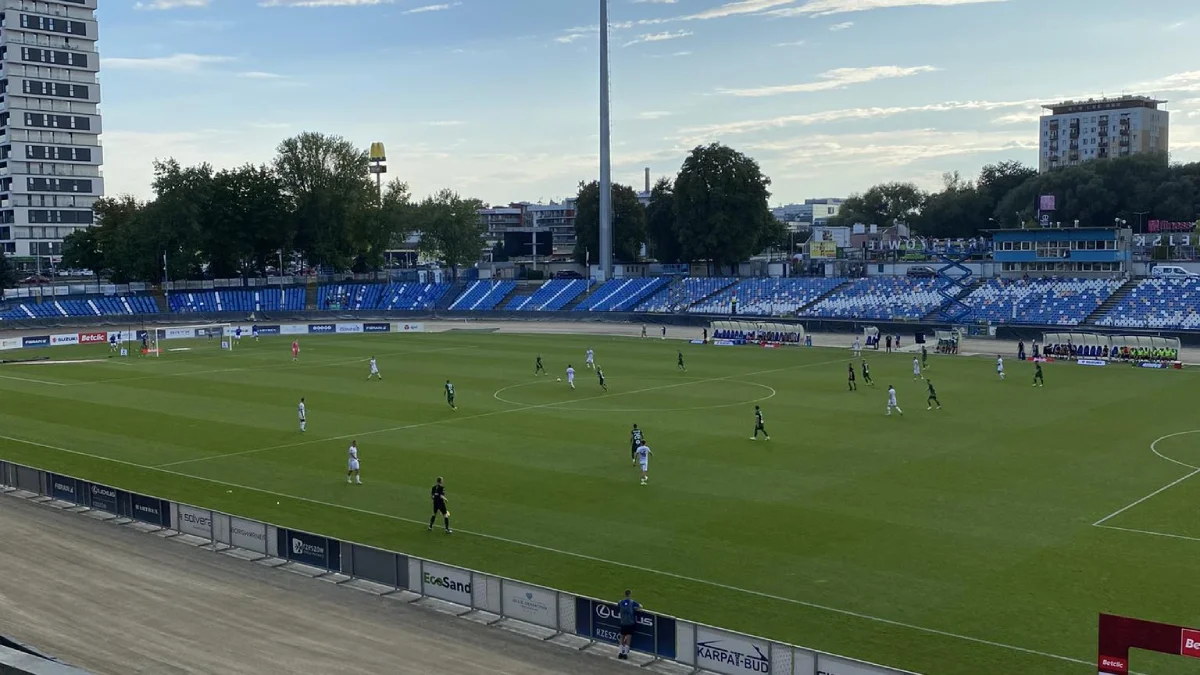 Po spektakularnym zwycięstwie z Wartą Poznań, Stal Rzeszów wiceliderem I LIGI - Zdjęcie główne