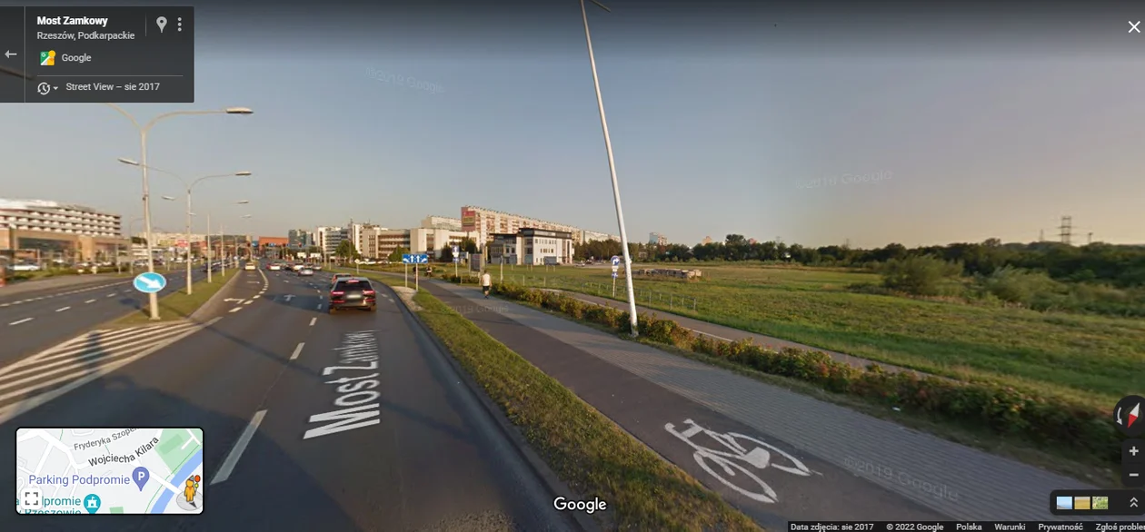 Most zamkowy i sporo zieleni po prawej stronie. Aktualnie powstaje tutaj nowe osiedle.