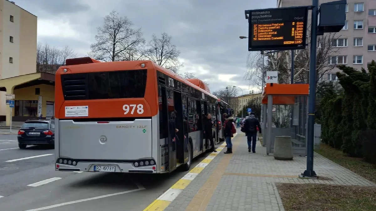 Autobusy na majówkę i zmiany w rozkładach na kilku liniach - Zdjęcie główne