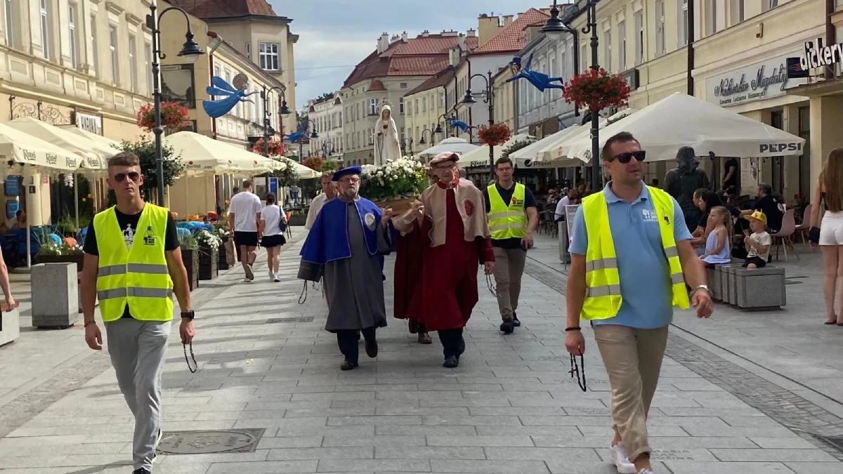 Katolicy wyszli na ulicę!  Męski różaniec przeszedł rzeszowskimi drogami [ZDJĘCIA] - Zdjęcie główne