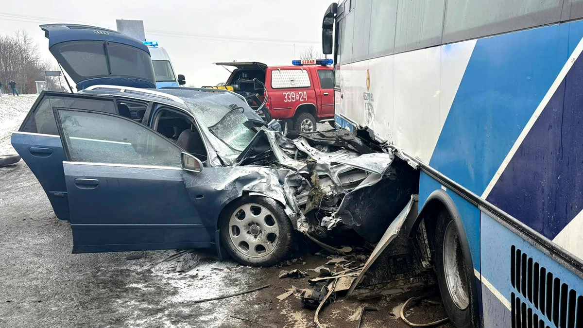 Zderzenie autobusu z osobówką pod Rzeszowem. Wszystko zostało nagrane [WIDEO, ZDJĘCIA] - Zdjęcie główne