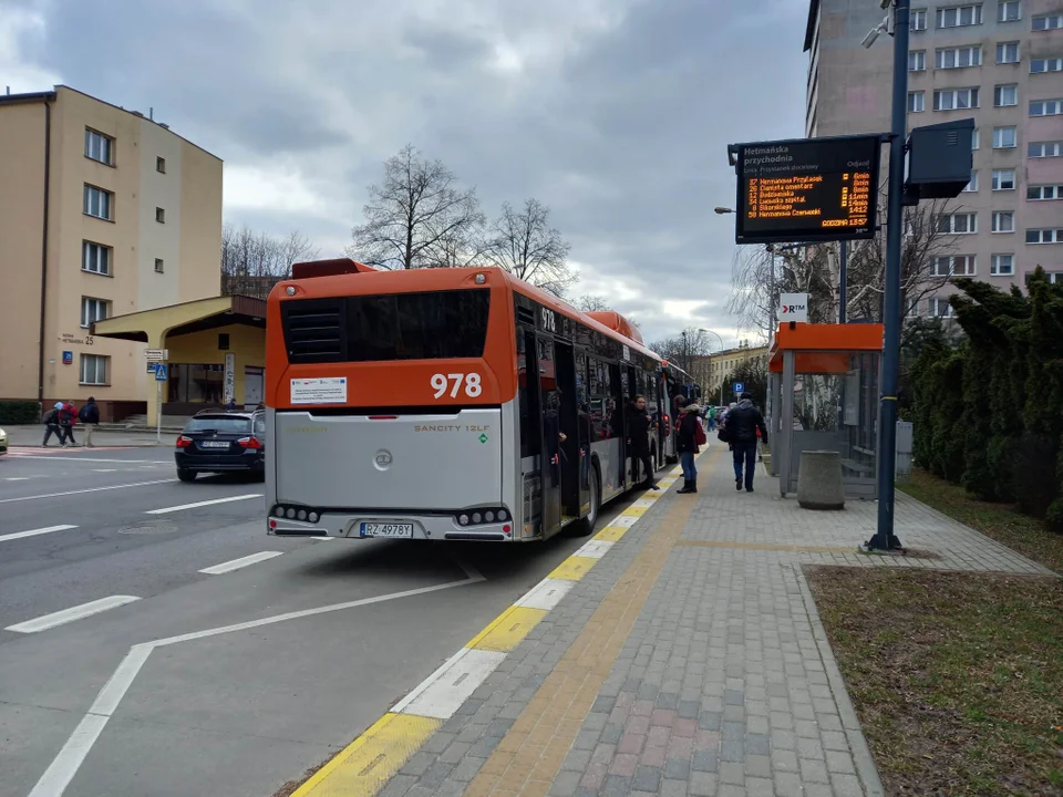 Likwidacja linii nr 37. Mieszkańcy: Protestujemy, bo takimi działaniami skazują nas na transport własny - Zdjęcie główne