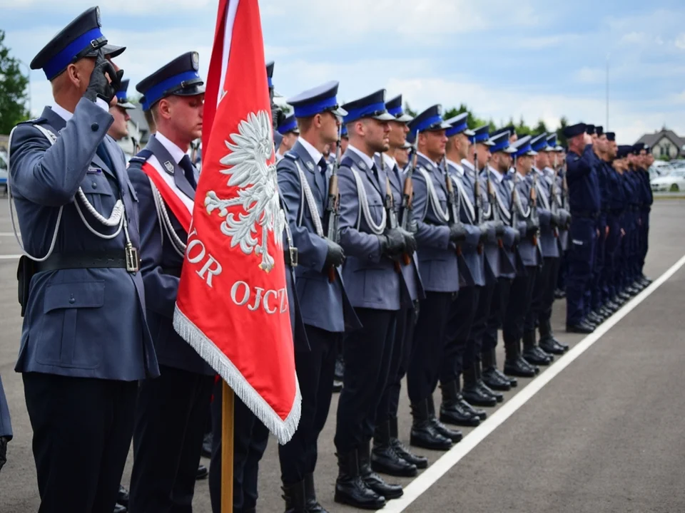 Nowo przyjęci policjanci już po uroczystym ślubowaniu [ZDJĘCIA] - Zdjęcie główne