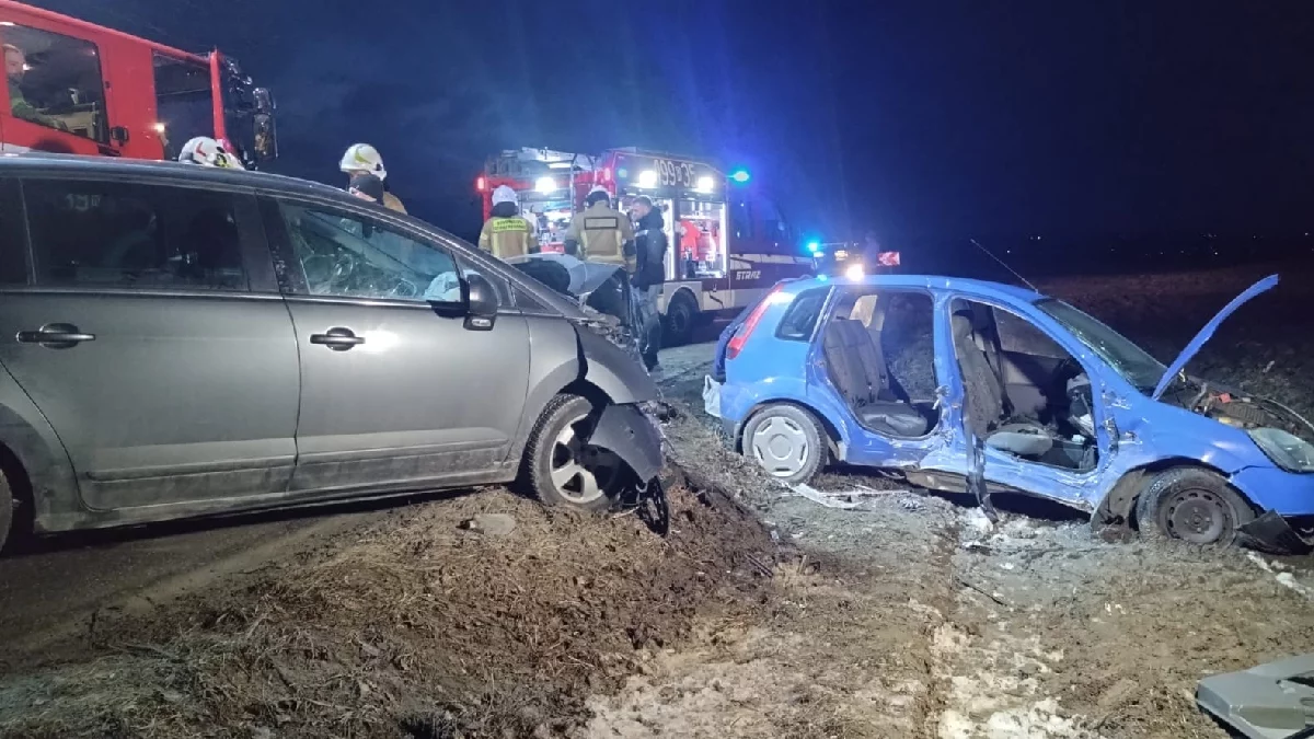 Wypadek na drodze powiatowej w Markowej. Trzy osoby trafiły do szpitala [ZDJĘCIA] - Zdjęcie główne