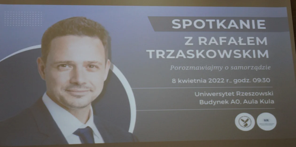 Rafał Trzaskowski spotkał się ze studentami Uniwersytetu Rzeszowskiego. Wcześniej był w Sieniawie