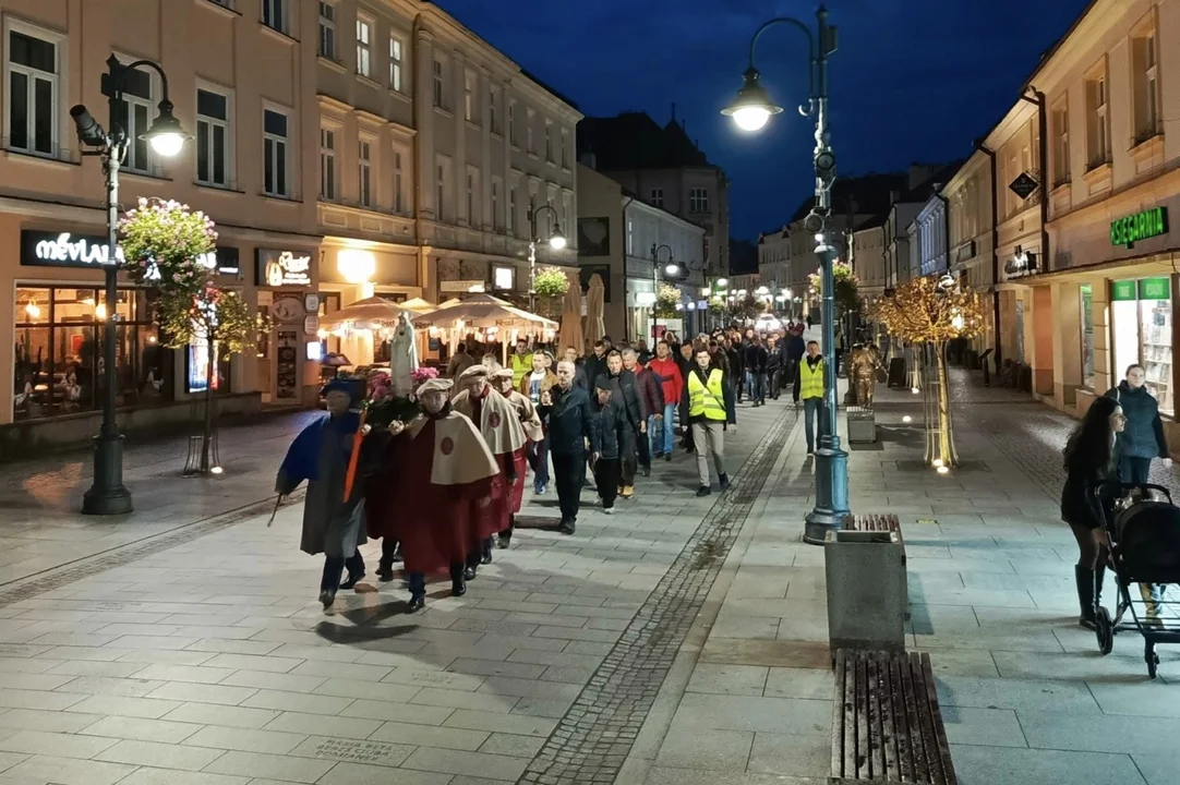 Męski Różaniec przeszedł ulicami Rzeszowa. Zobaczcie jak wyglądała procesja [ZDJĘCIA] - Zdjęcie główne