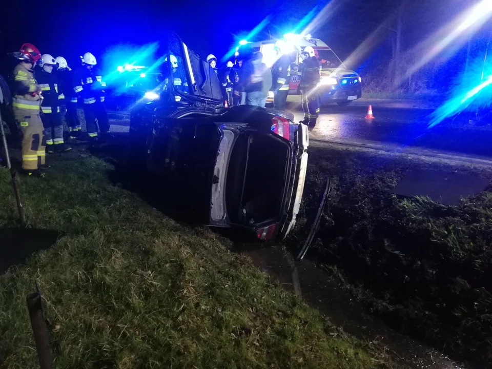 Wypadek w Sędziszowie Małopolskim. Auto uderzyło w przepust. Trzy osoby ranne! [ZDJĘCIA] - Zdjęcie główne